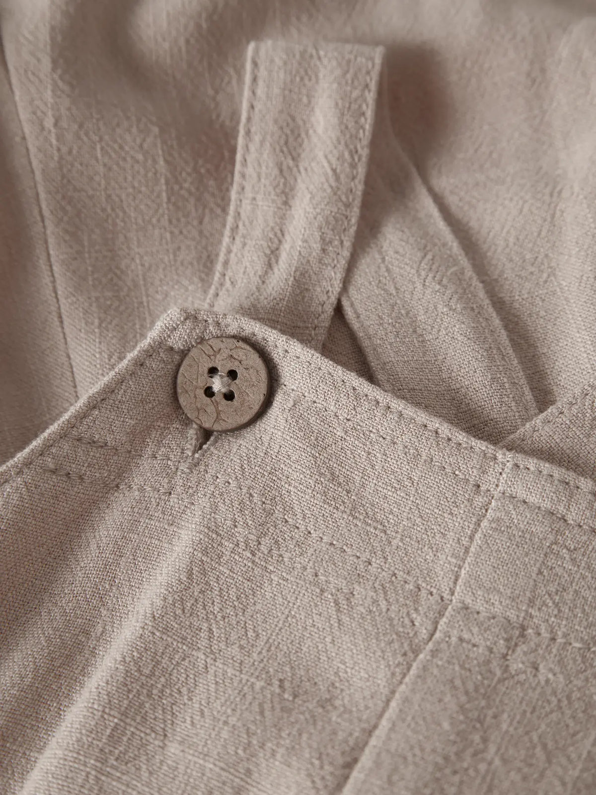 Detailaufnahme der strukturierten Viskose-Leinen Latzhose von Lil’Atelier bei Bärechind in Winterthur, Zürich, Schweiz