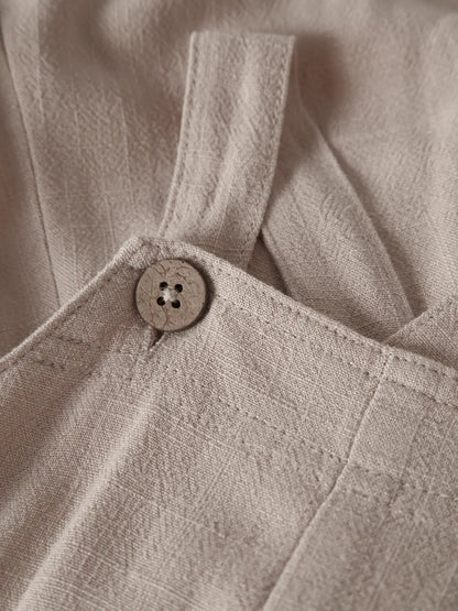 Detailaufnahme der strukturierten Viskose-Leinen Latzhose von Lil’Atelier bei Bärechind in Winterthur, Zürich, Schweiz