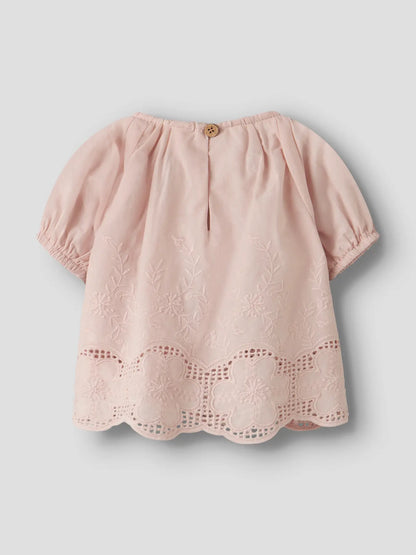 Kinder Bluse in Rosa mit feiner Stickerei von Lil’Atelier, erhältlich bei Bärechind in Winterthur, Zürich, Schweiz