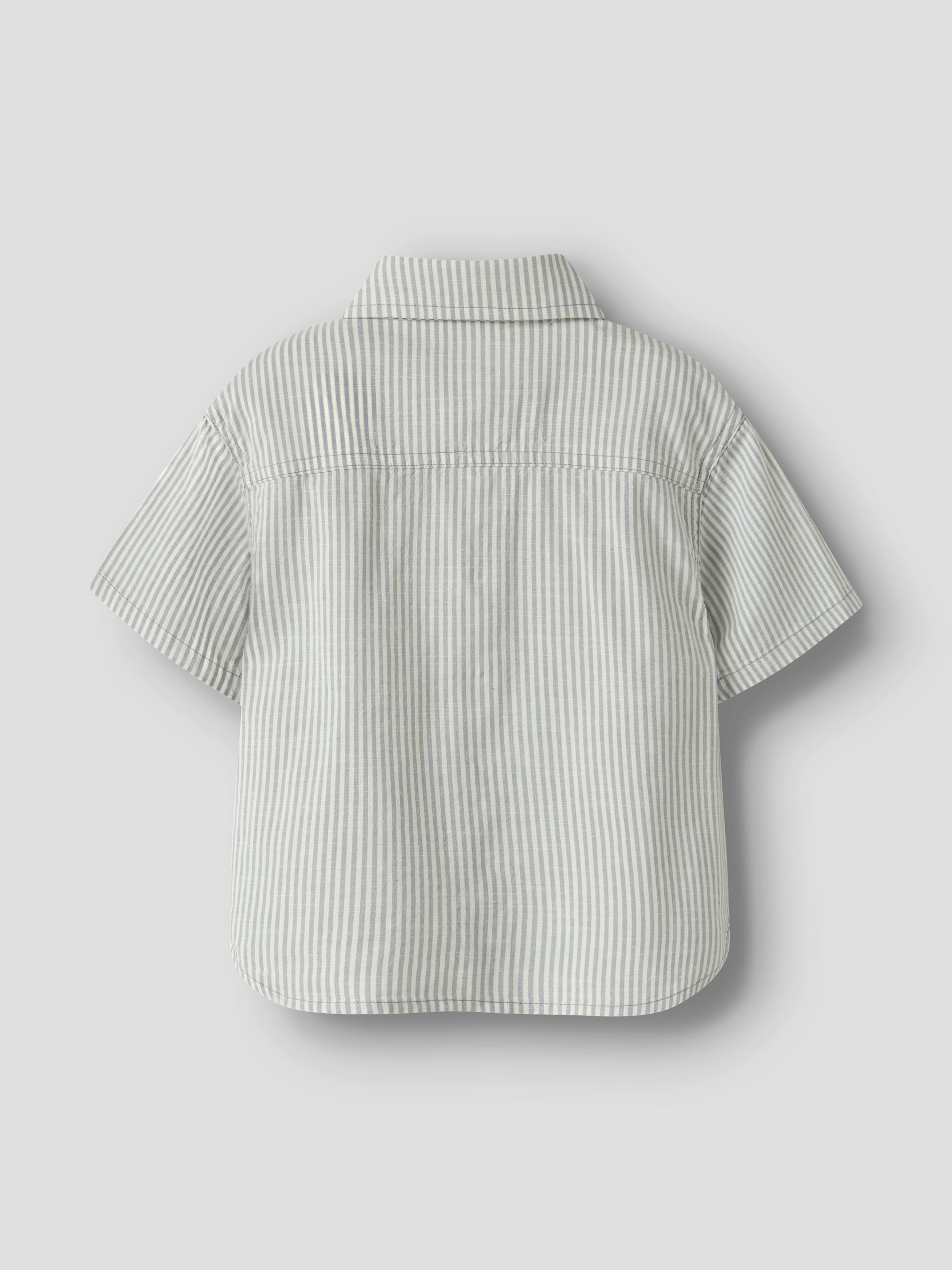 Beiges gestreiftes Kinderhemd von Lil’Atelier Rückansicht, erhältlich im Kinderladen Bärechind.