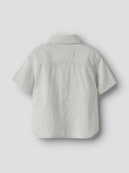 Beiges gestreiftes Kinderhemd von Lil’Atelier Rückansicht, erhältlich im Kinderladen Bärechind.