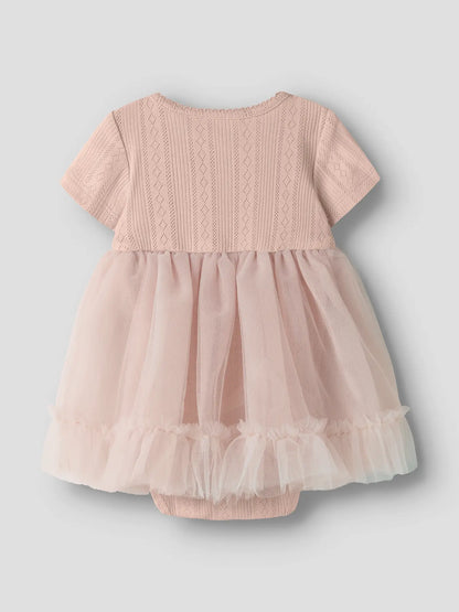 Baby Bodykleid in Rosa mit Tüll von Lil’Atelier, erhältlich im Bärechind in Winterthur, Zürich, Schweiz