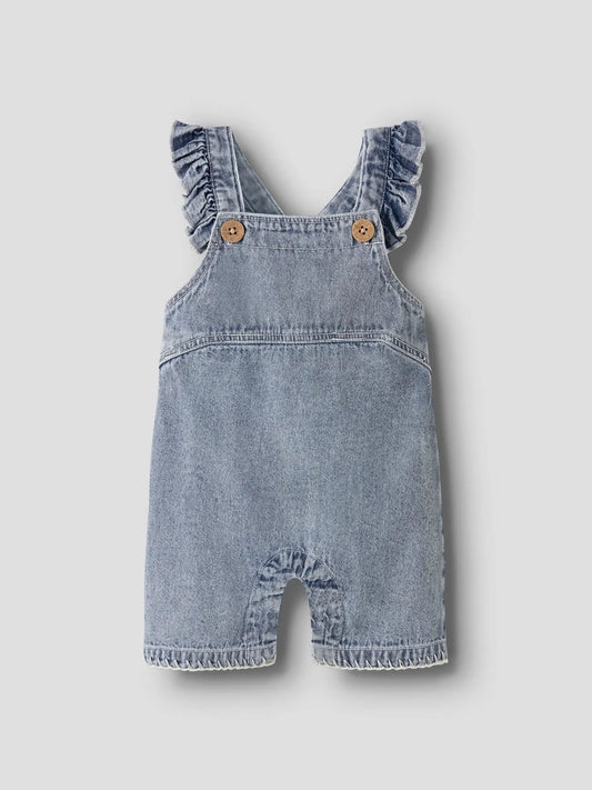 Blaue Denim Latzshorts mit Rüschen von Lil’Atelier bei Bärechind in Winterthur, Zürich, Schweiz