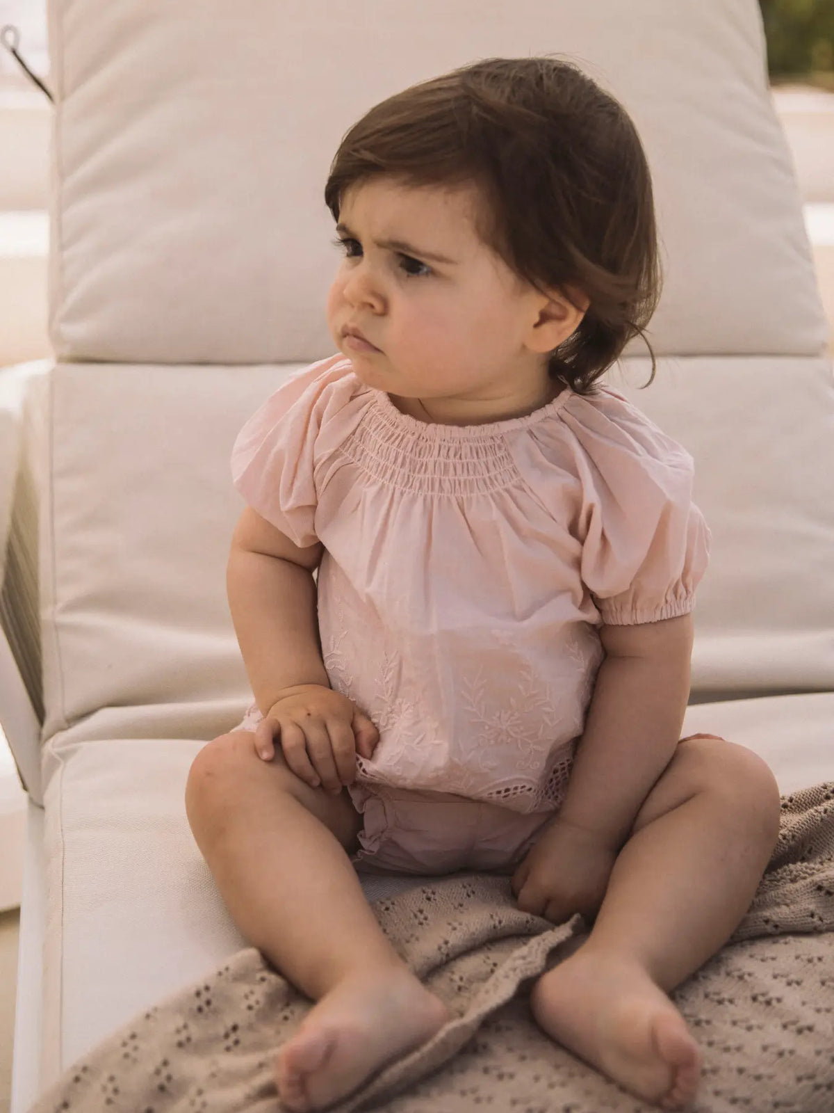 Kind trägt rosa Bluse von Lil’Atelier im Sommerlook, erhältlich bei Bärechind in Winterthur, Zürich, Schweiz