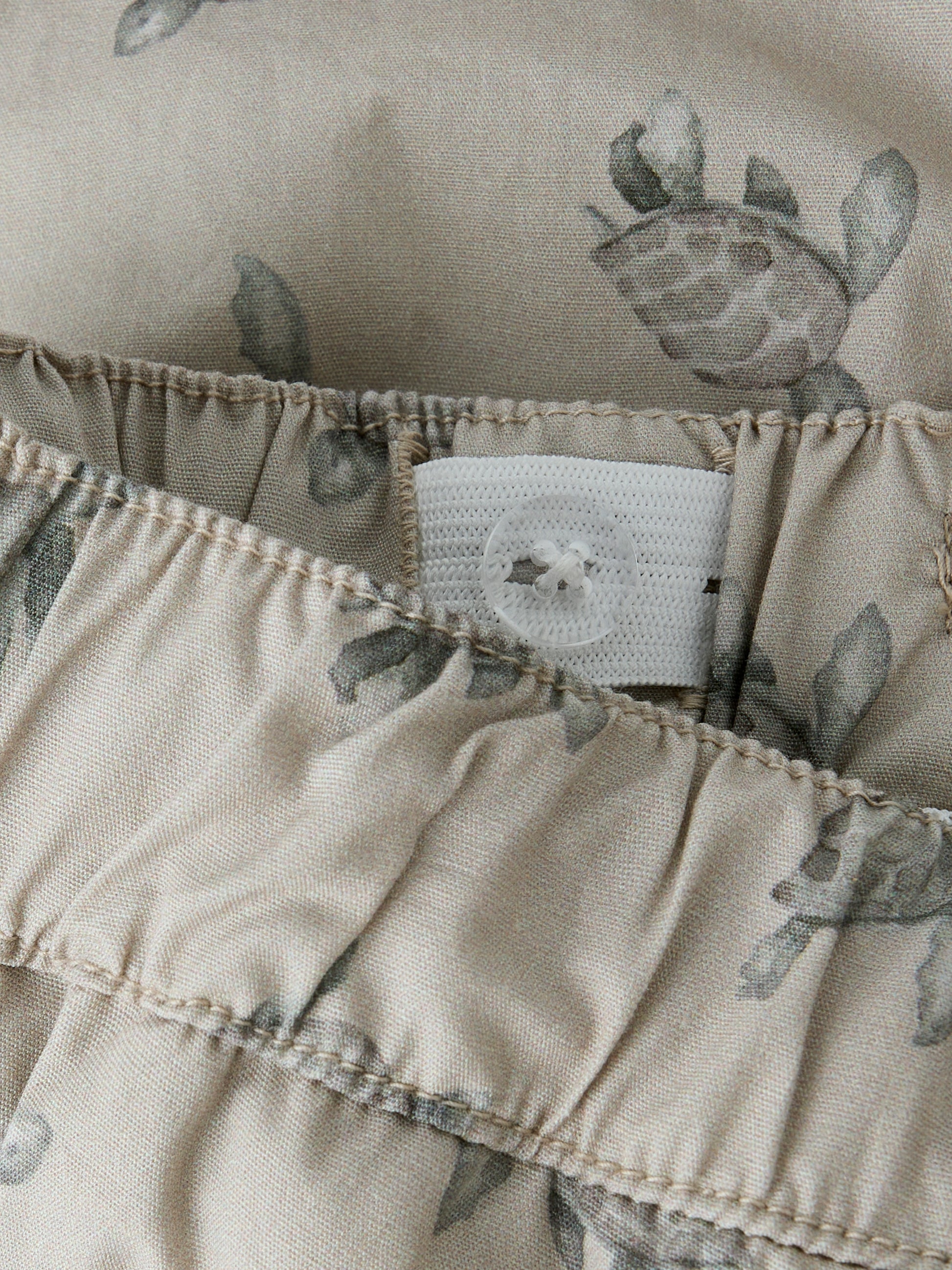 Detailaufnahme der Lil'Atelier Badehose aus Baumwolle mit Schildkrötenmuster bei Bärechind Winterthur, Zürich, Schweiz