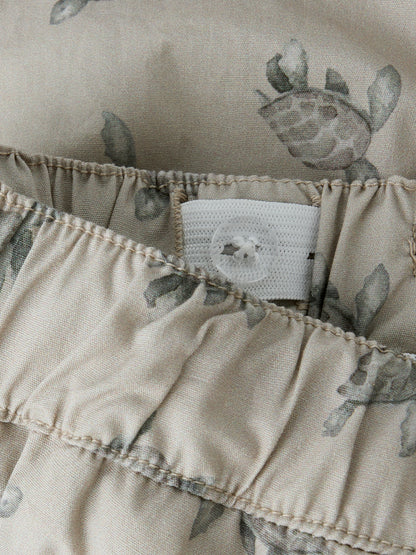 Detailaufnahme der Lil'Atelier Badehose aus Baumwolle mit Schildkrötenmuster bei Bärechind Winterthur, Zürich, Schweiz