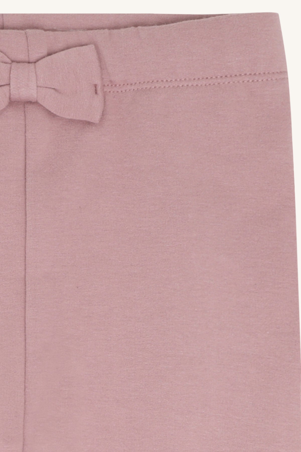 schleife-detail.jpg	Detail der Lisa gefütterten Leggings in Rose mit Schleife am Bund