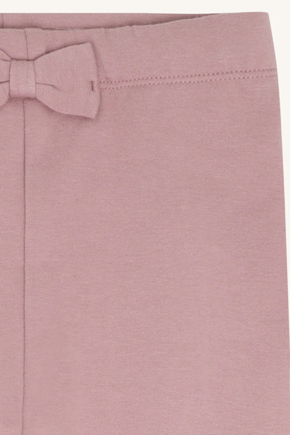 schleife-detail.jpg	Detail der Lisa gefütterten Leggings in Rose mit Schleife am Bund