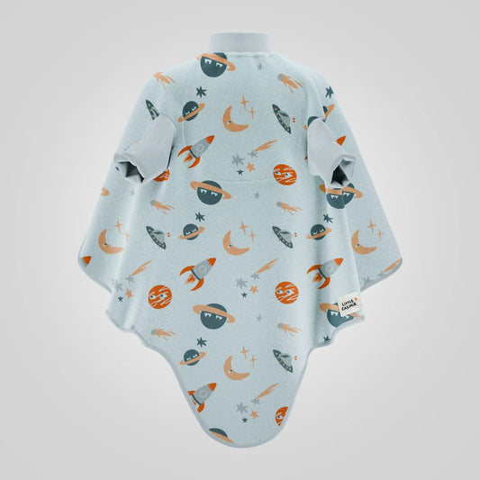 Little Casimir wasserdichtes Lätzchen Boo Special Edition Cosmic 2.0 mit Weltraum-Motiv und Ärmeln für Babys und Kleinkinder, erhältlich im Bärechind Winterthur
