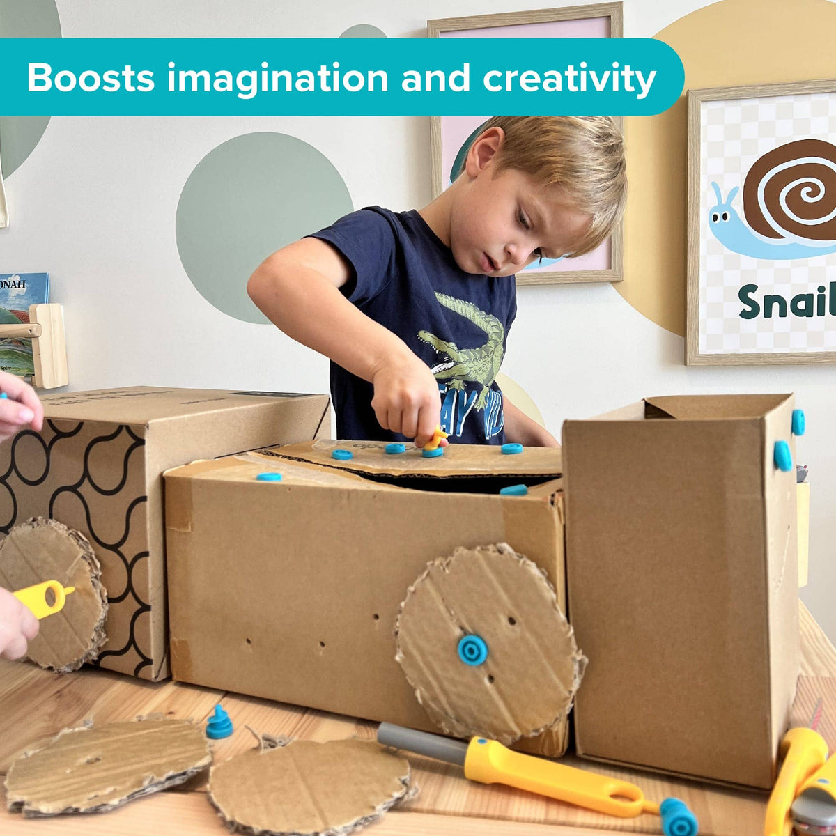 Kind baut mit Makedo CREATE Bausatz aus Karton – kreatives STEM-Spielzeug, erhältlich im Bärechind Winterthur Schweiz