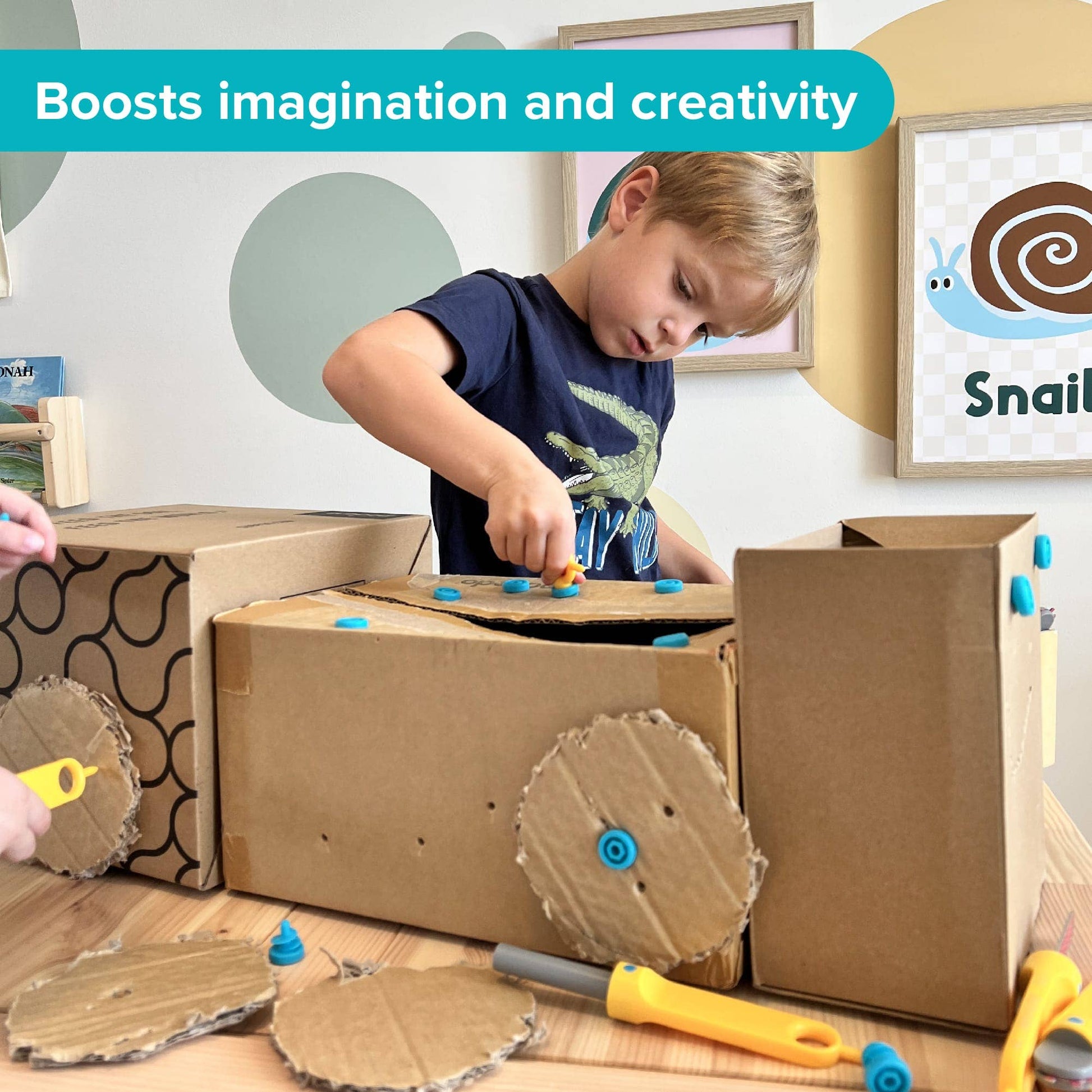 Kind baut mit Makedo CREATE Bausatz aus Karton – kreatives STEM-Spielzeug, erhältlich im Bärechind Winterthur Schweiz