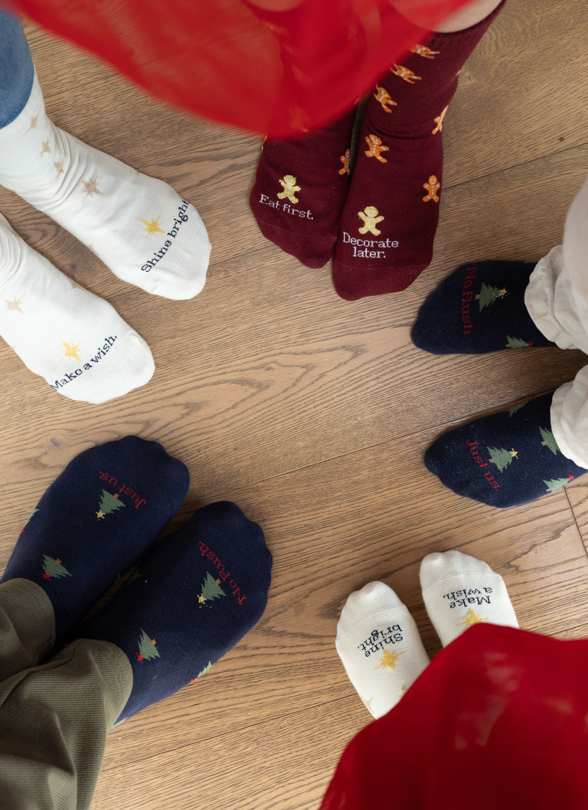 Weihnachtliche Motivsocken der MDMD Christmas Collection im Kreis angeordnet