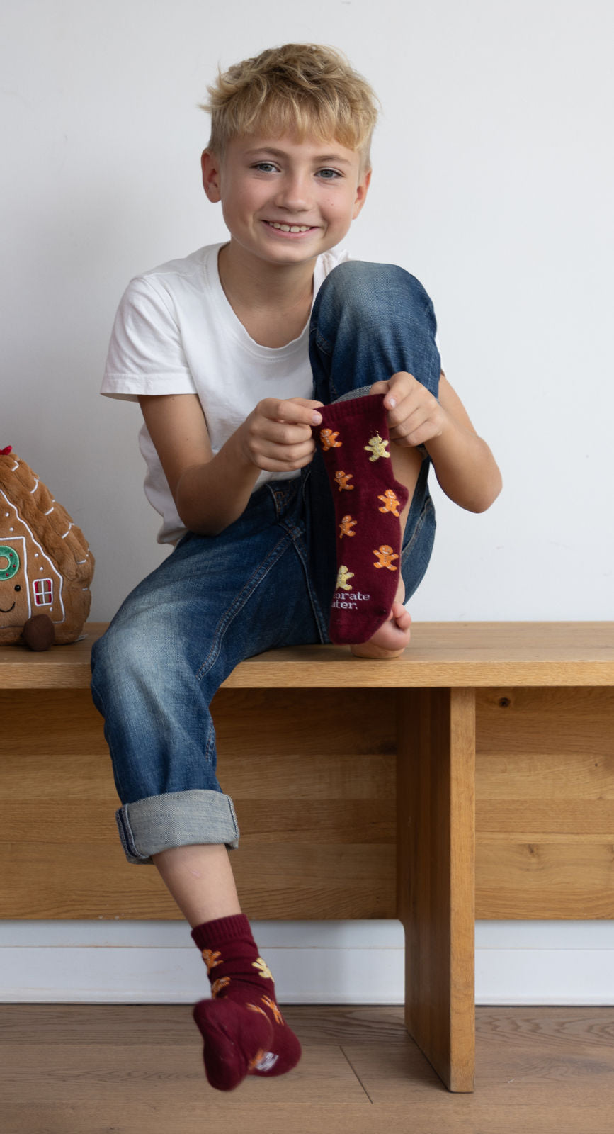 Kind trägt die MDMD Christmas Gingerman Eat first Socken bei Bärechind
