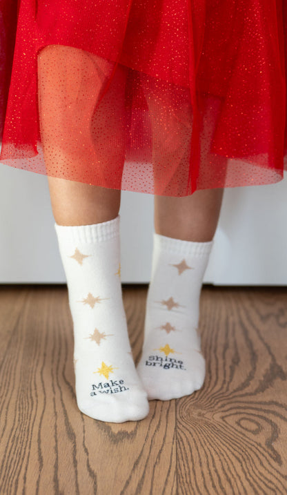 Kind trägt die MDMD Christmas Stars Make a wish Socken bei Bärechind