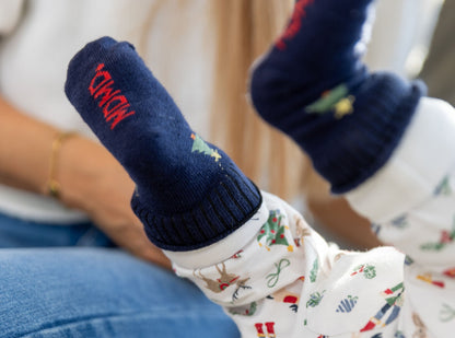 Baby mit kleinen Tannenbaumsocken, weich und dehnbar für zarte Füsse