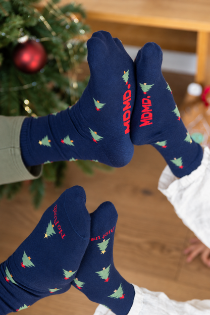 Kind und Erwachsene in passenden Tannenbaumsocken aus OEKO-TEX Baumwolle