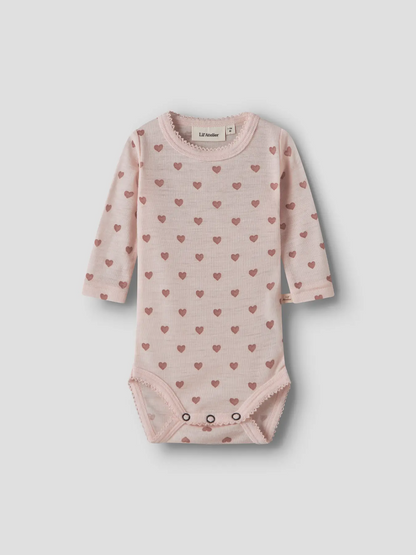 Merino Langarmbody mit Herzchenprint in Morganite, Vorderansicht
