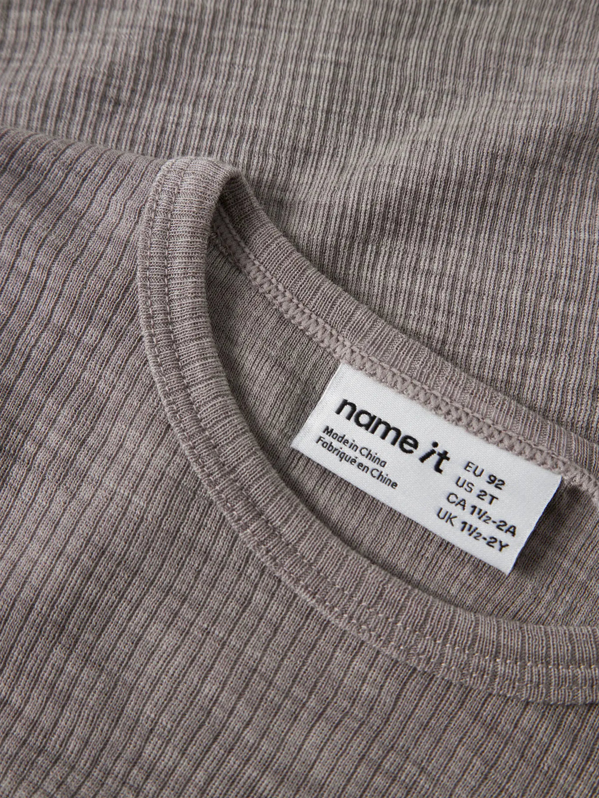 Detailaufnahme des Name it Merino Langarmshirts aus Bio Merinowolle in satellite