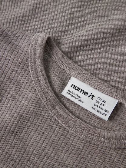 Detailaufnahme des Name it Merino Langarmshirts aus Bio Merinowolle in satellite