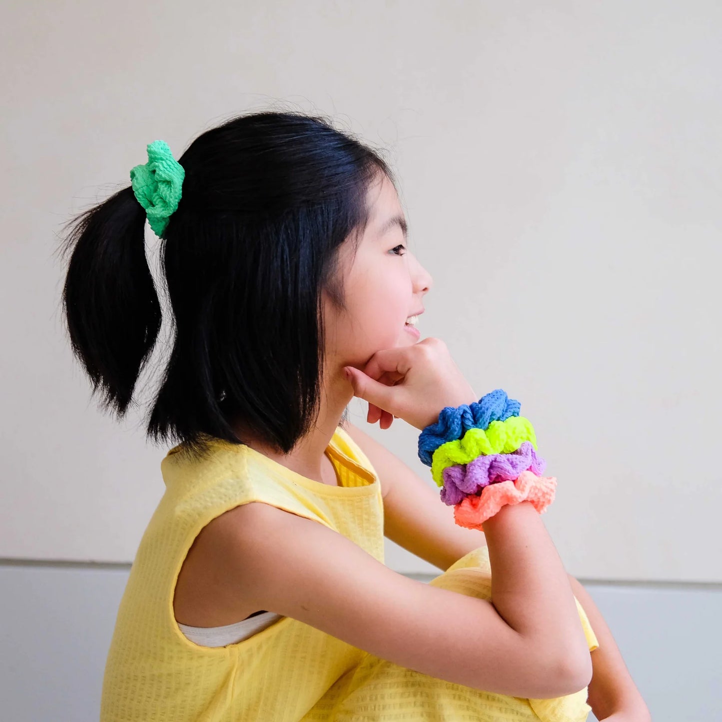 Kind trägt Mimi & Lula bunte Scrunchies von Bärechind Winterthur Zürich Schweiz