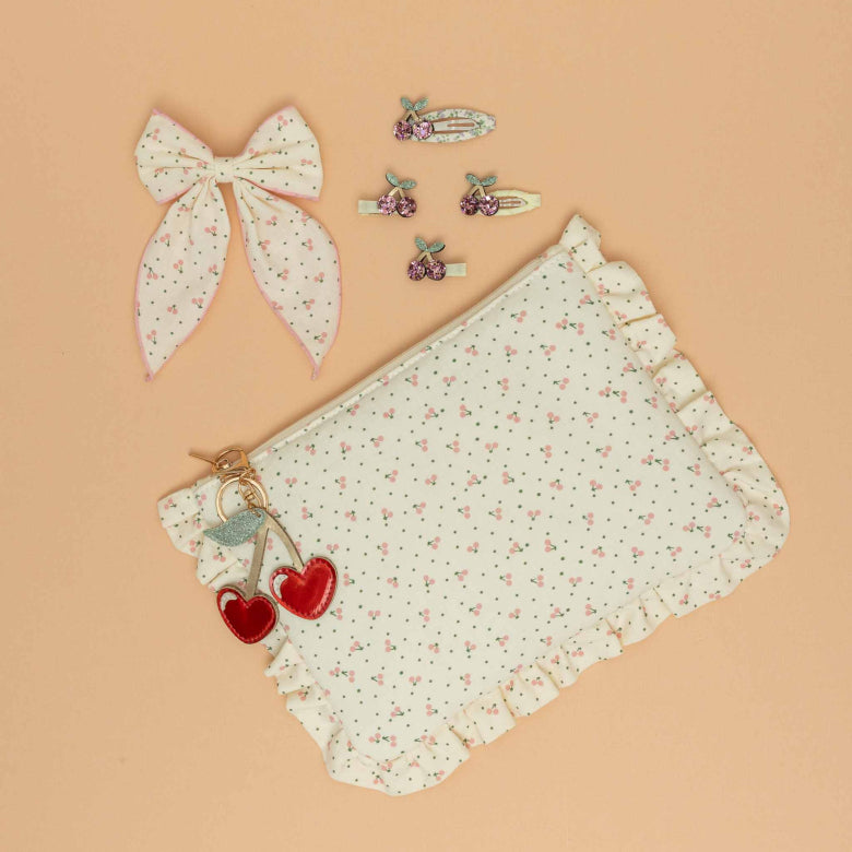 Detailansicht des Haarspangen Sets mit Kirschen und Erdbeeren von Mimi & Lula im Bärechind Winterthur.