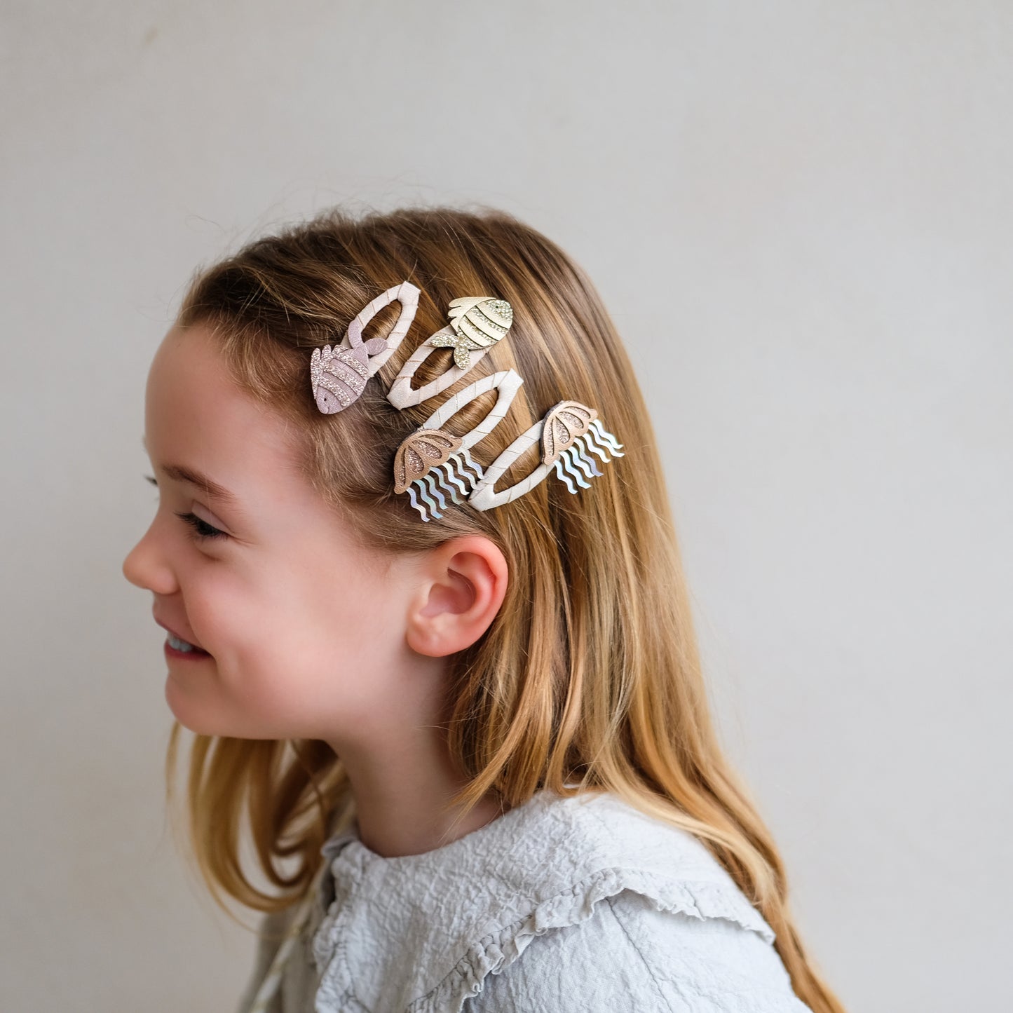Mädchen mit Haarspangen aus dem Unterwasserwelt Set von Mimi & Lula im Bärechind Winterthur.