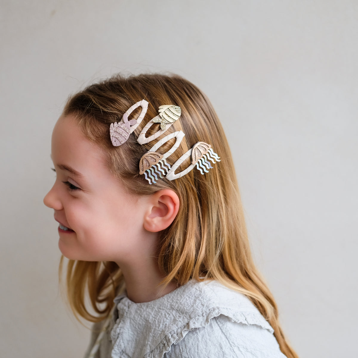Mädchen mit Haarspangen aus dem Unterwasserwelt Set von Mimi & Lula im Bärechind Winterthur.