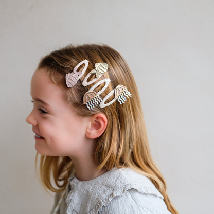 Mädchen mit Haarspangen aus dem Unterwasserwelt Set von Mimi & Lula im Bärechind Winterthur.