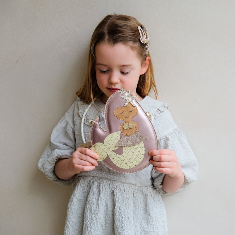 Kind trägt Mimi & Lula Meerjungfrau Tasche von Kinderladen Bärechind Winterthur Zürich Schweiz