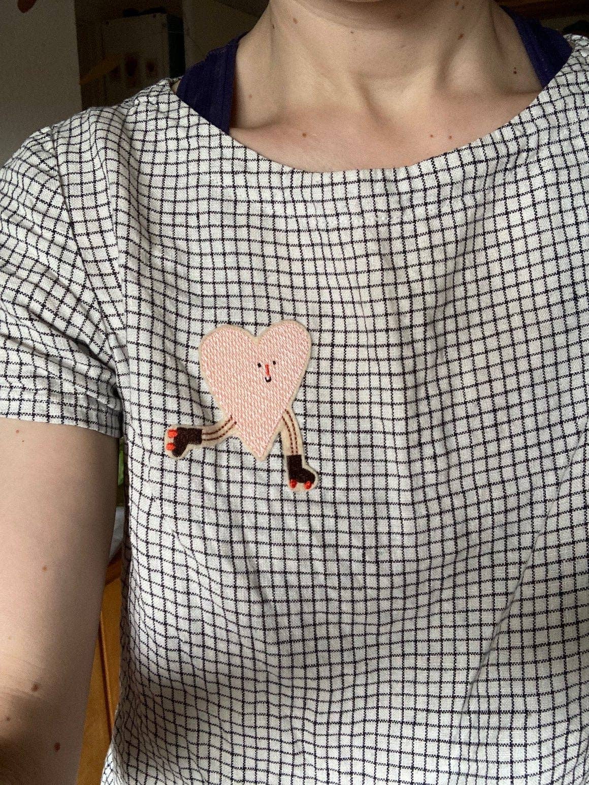 Das Bügelbild Herz mit Rollschuhen von Mimi & Lula auf einem T-Shirt getragen. Erhältlich im Bärechind Winterthur.