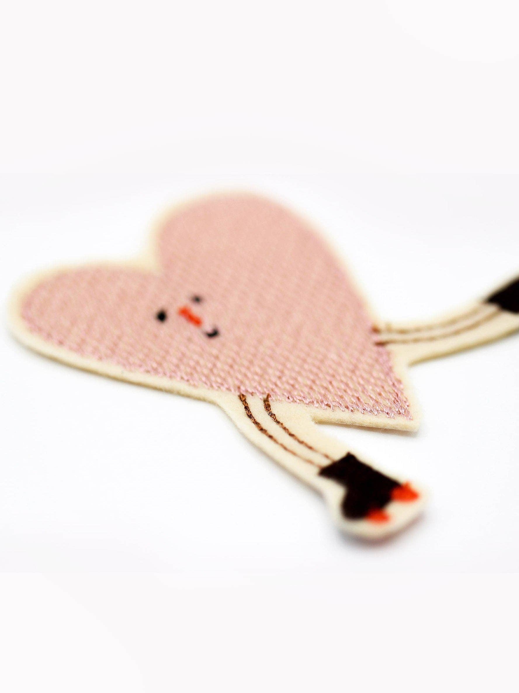 Detailaufnahme des Bügelbilds Herz mit Rollschuhen von Mimi & Lula zum kreativen Gestalten von Kinderkleidung. Erhältlich im Bärechind Winterthur.