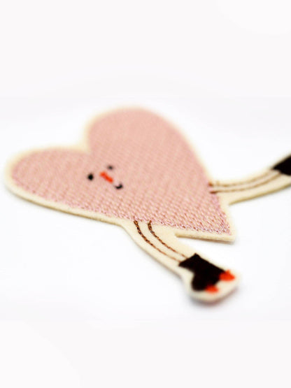 Detailaufnahme des Bügelbilds Herz mit Rollschuhen von Mimi & Lula zum kreativen Gestalten von Kinderkleidung. Erhältlich im Bärechind Winterthur.