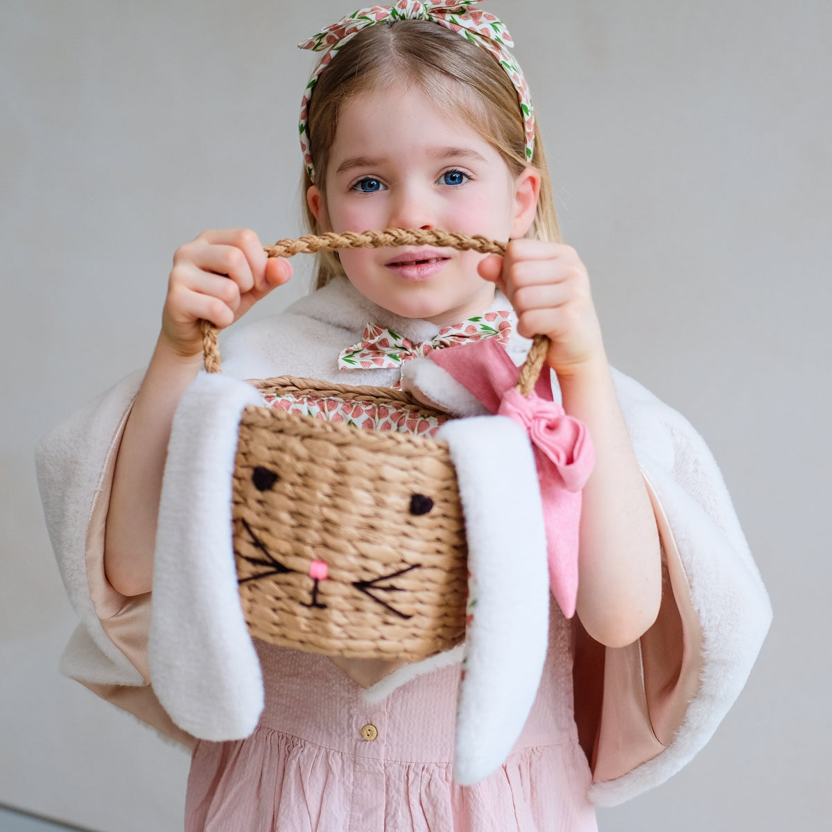 Kind hält Mimi&Lula Osterkorb Hase aus Bast mit Plüschohren, erhältlich bei Bärechind in Winterthur, Zürich, Schweiz.