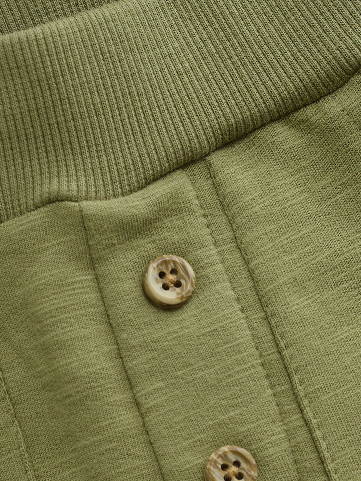 Detailaufnahme der Minymo Sweathose Khaki mit dekorativen Knöpfen und weicher Stoffstruktur, erhältlich im Bärechind Winterthur