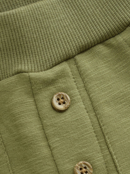 Detailaufnahme der Minymo Sweathose Khaki mit dekorativen Knöpfen und weicher Stoffstruktur, erhältlich im Bärechind Winterthur