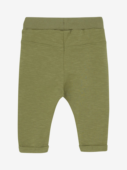 Rückansicht der khakifarbenen Minymo Babyhose aus GOTS-zertifiziertem Bio-Baumwollmix mit elastischen Beinbündchen