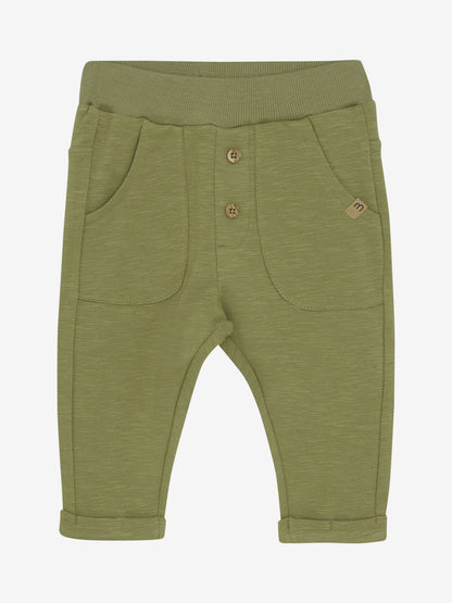 Minymo Baby Sweathose in Khaki mit zwei aufgesetzten Taschen, dekorativen Knöpfen und elastischem Bund