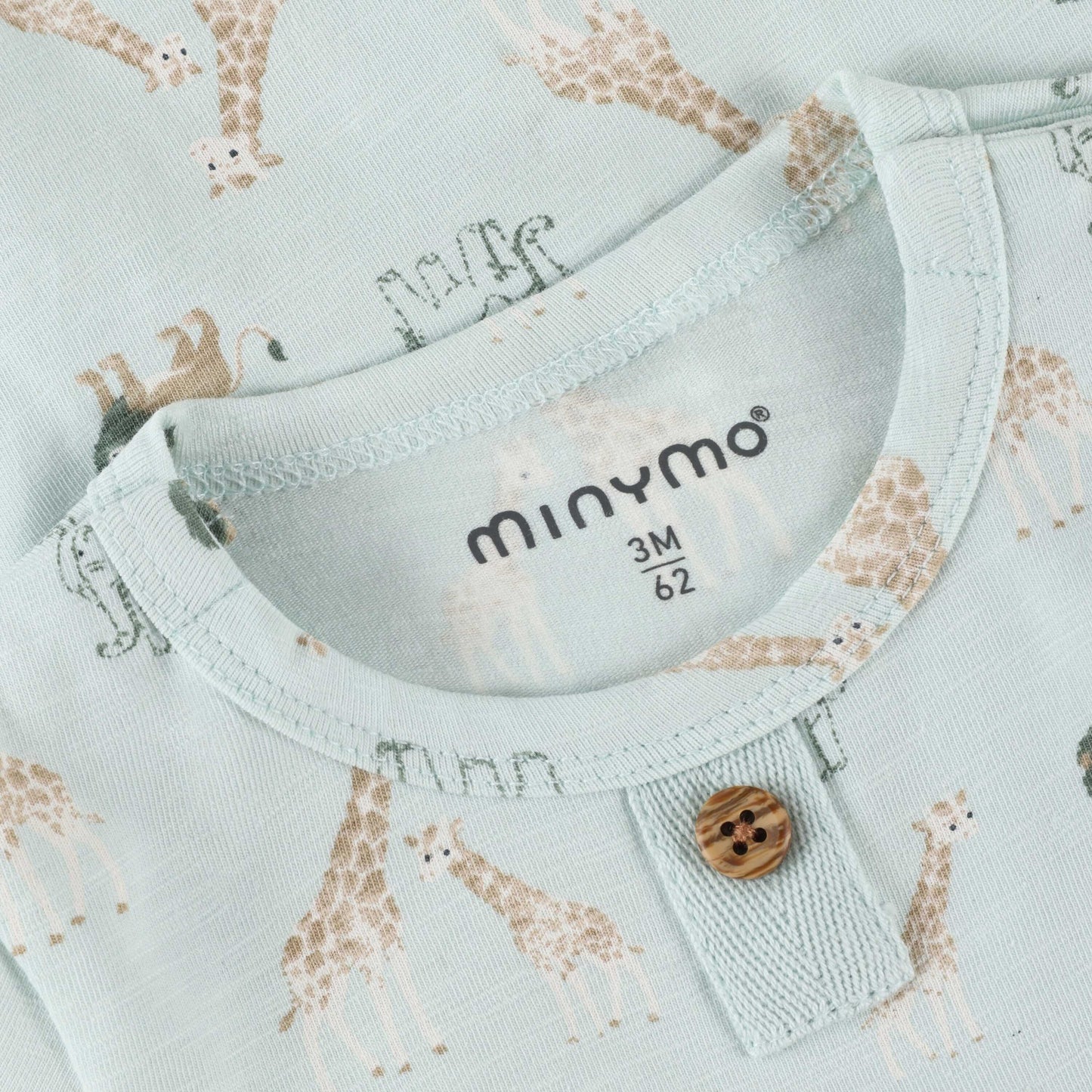 Detailansicht Safari-Muster auf mintfarbenem MINYMO Baby Body aus Bio-Baumwolle, Bärechind Winterthur Zürich Schweiz