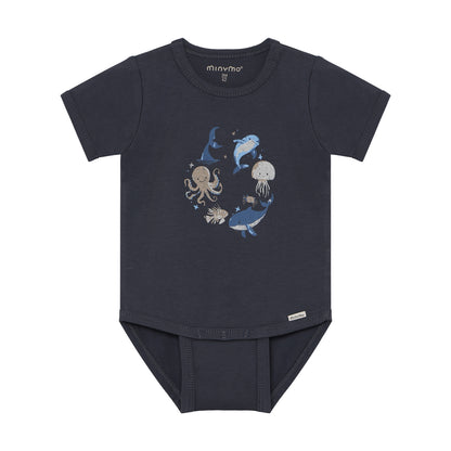 Rückansicht Minymo Kurzarm Body aus Bio-Baumwolle – nachhaltige Babymode im Bärechind Winterthur, Zürich Schweiz.