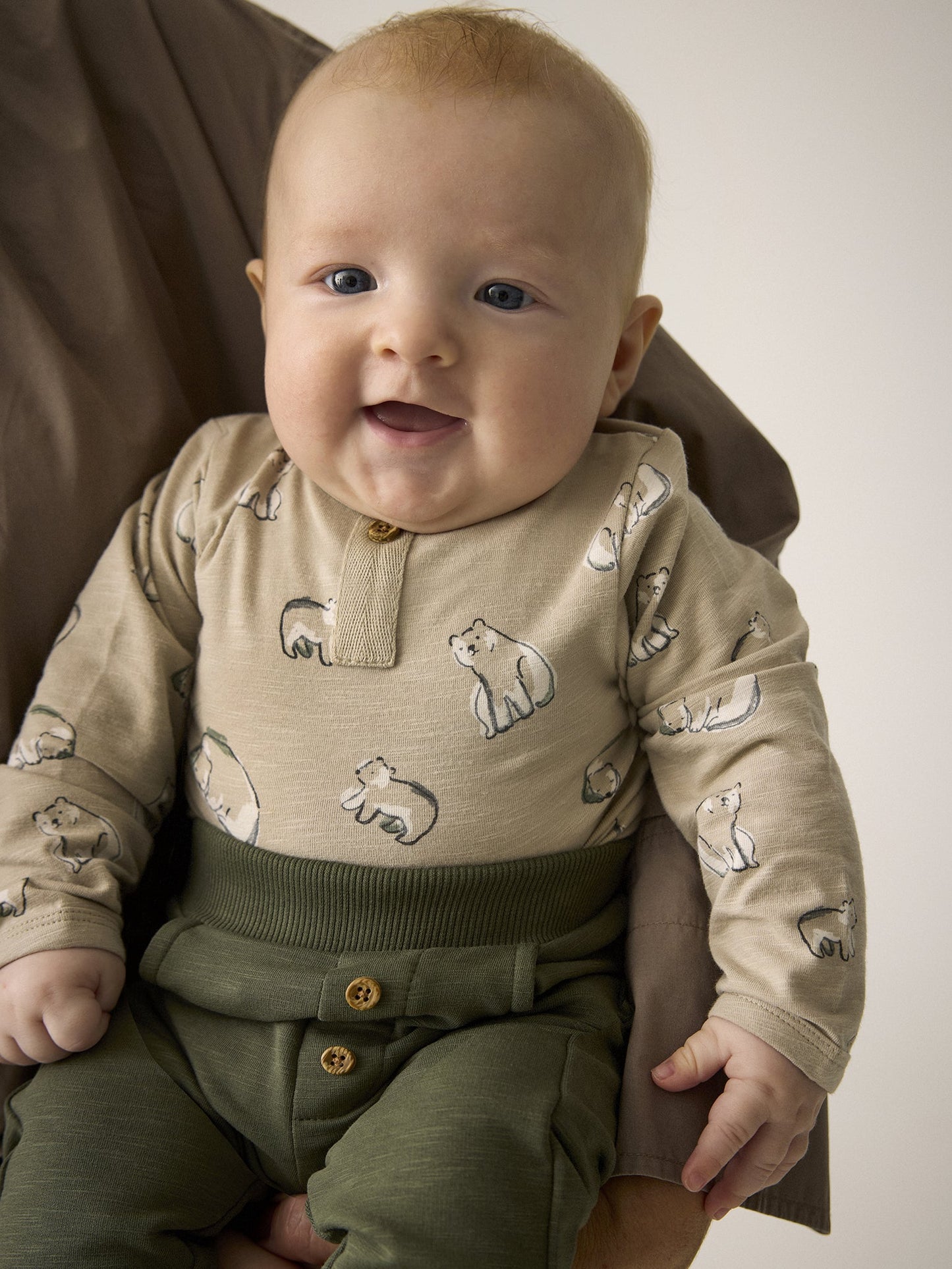 Baby trägt Minymo Outfit