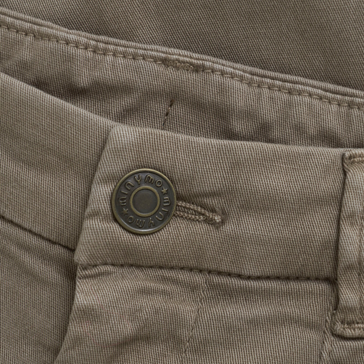 Detailaufnahme der Minymo Twill Hose Timber Wolf mit Knopfverschluss. Hochwertige Verarbeitung für Kinder in Winterthur, Zürich, Schweiz.