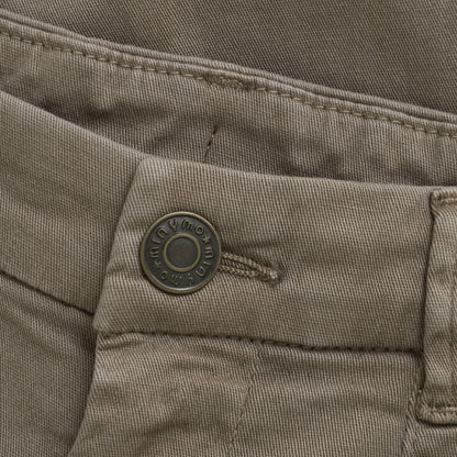 Detailaufnahme der Minymo Twill Hose Timber Wolf mit Knopfverschluss. Hochwertige Verarbeitung für Kinder in Winterthur, Zürich, Schweiz.