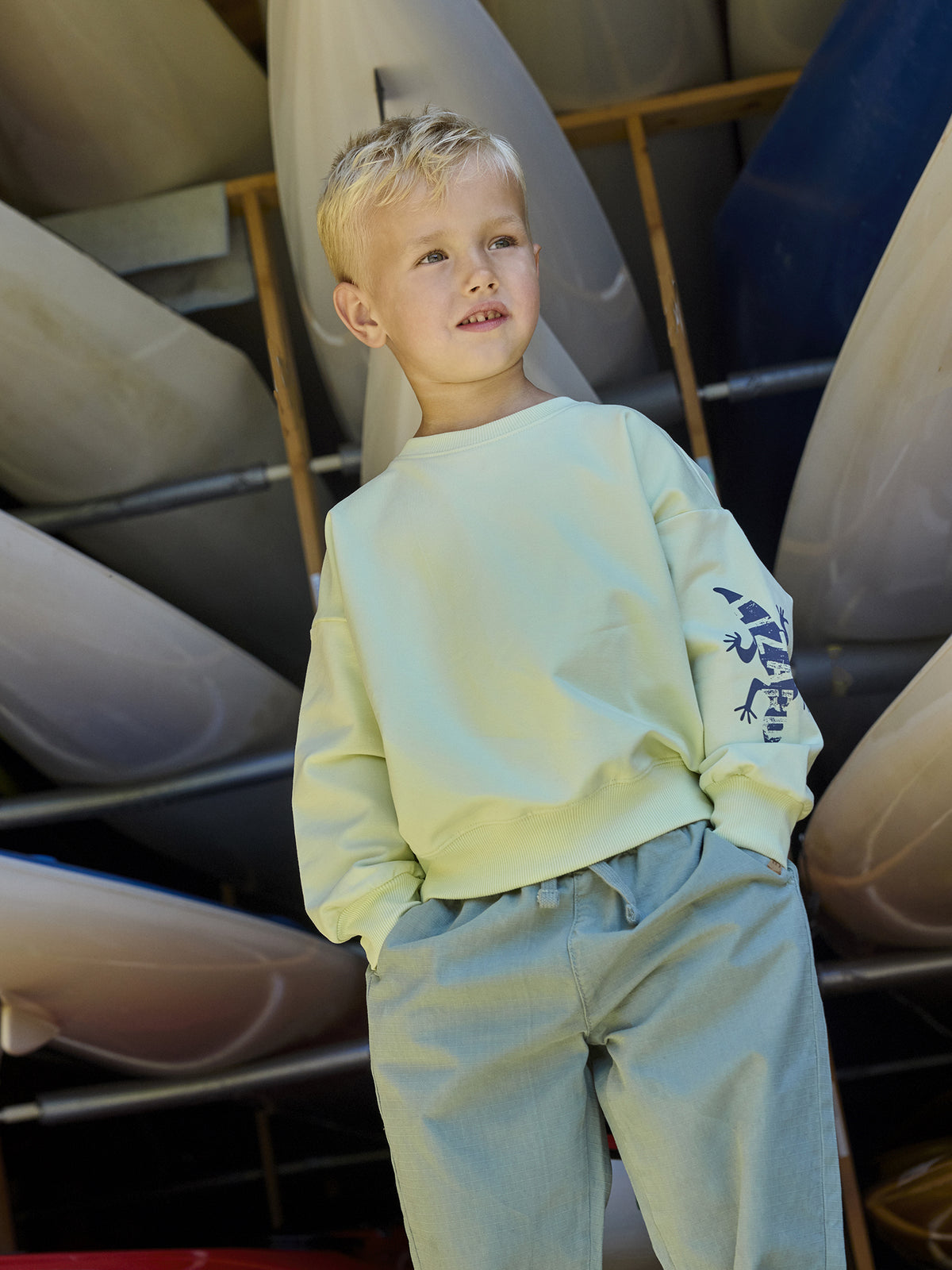 Kind trägt grüne Kinderhose von Minymo im Bärechind Kinderladen Winterthur Zürich Schweiz