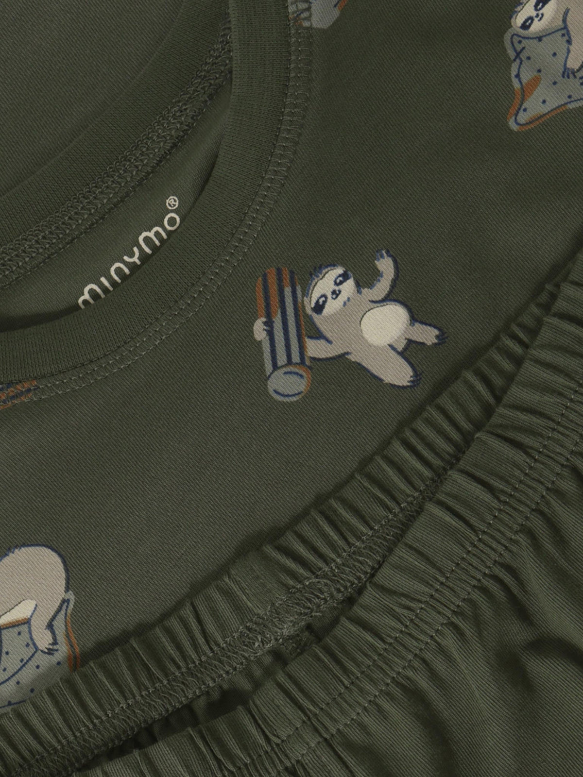 Minymo Pyjama Beetle Nahaufnahme Faultierprint