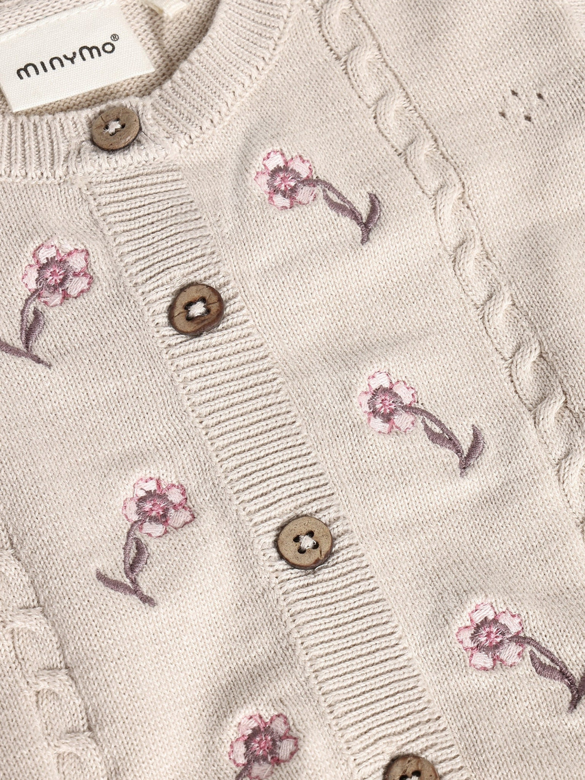 Minymo Strickjacke in Pink Tint, Detailansicht Knöpfe und Stickerei