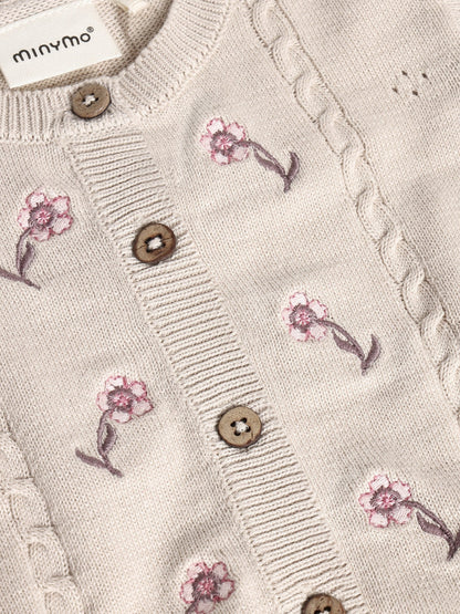 Minymo Strickjacke in Pink Tint, Detailansicht Knöpfe und Stickerei
