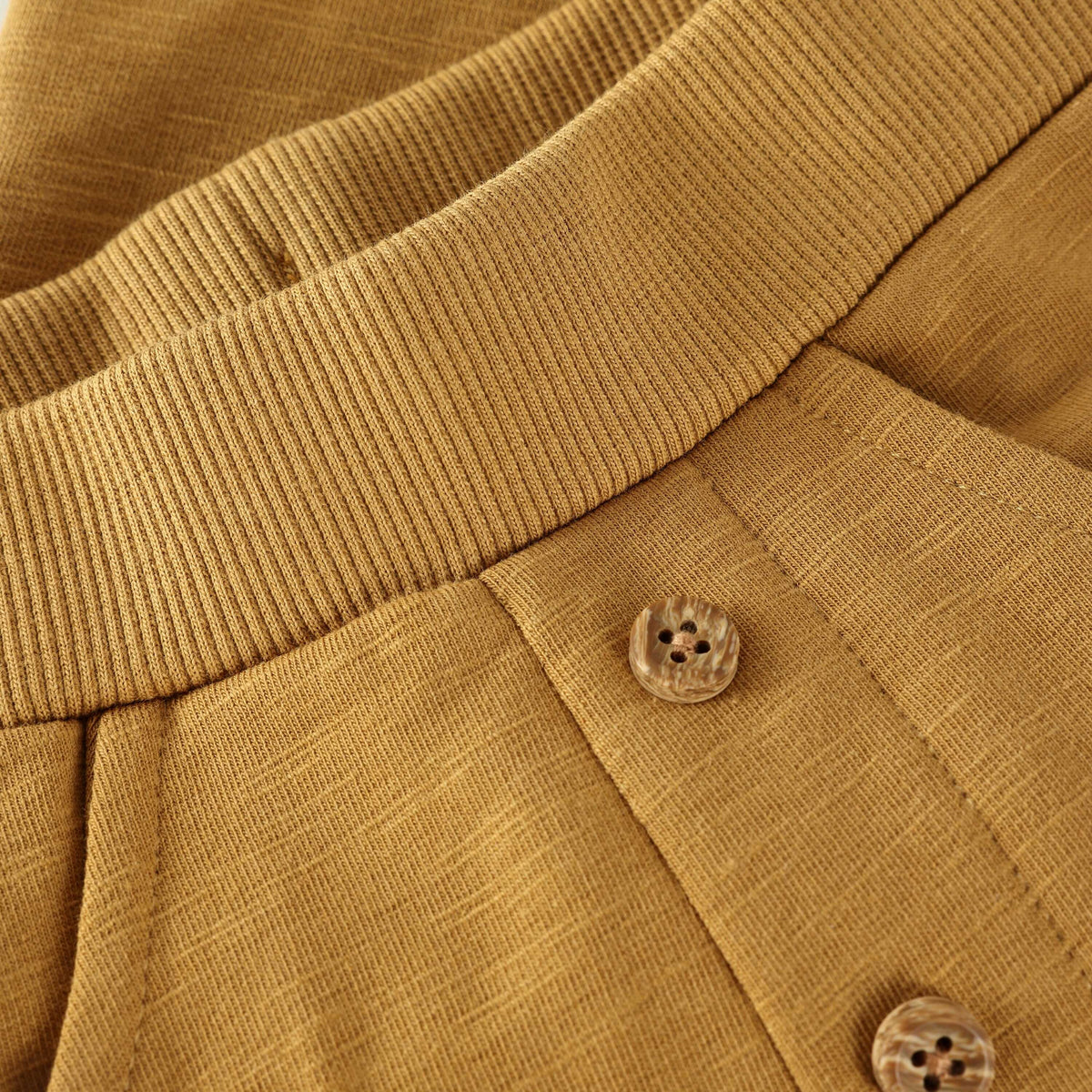 Detail Bund der braunen MINYMO Sweat Hose aus Bio-Baumwolle, Kinderladen Bärechind Winterthur Zürich Schweiz