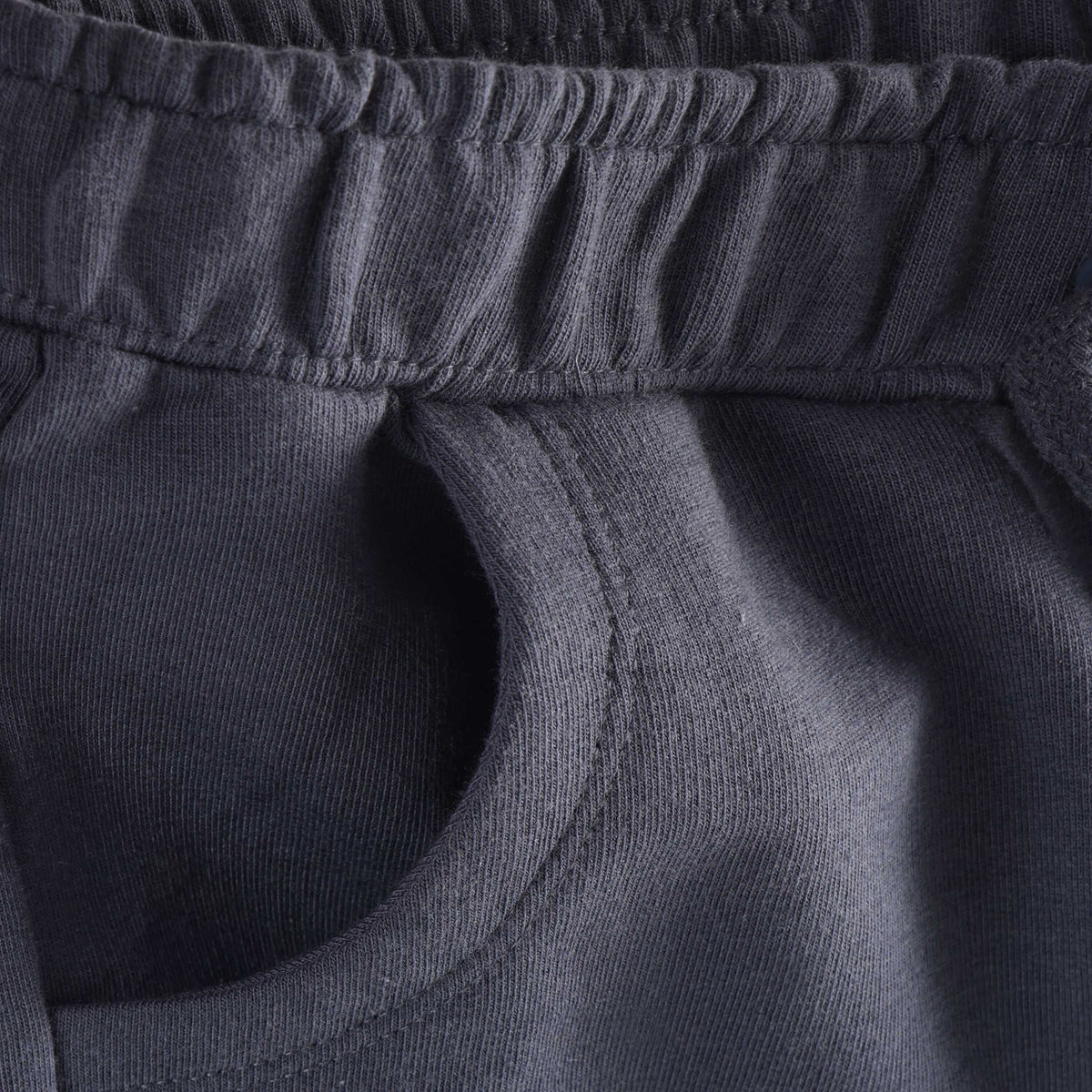 Detail elastischer Bund MINYMO Sweat Hose aus Bio Baumwolle im Bärechind Winterthur Schweiz