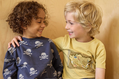 Kind trägt Minymo T-Shirt mit Schatzkarten-Motiv, nachhaltige Kindermode bei Bärechind Winterthur Zürich Schweiz