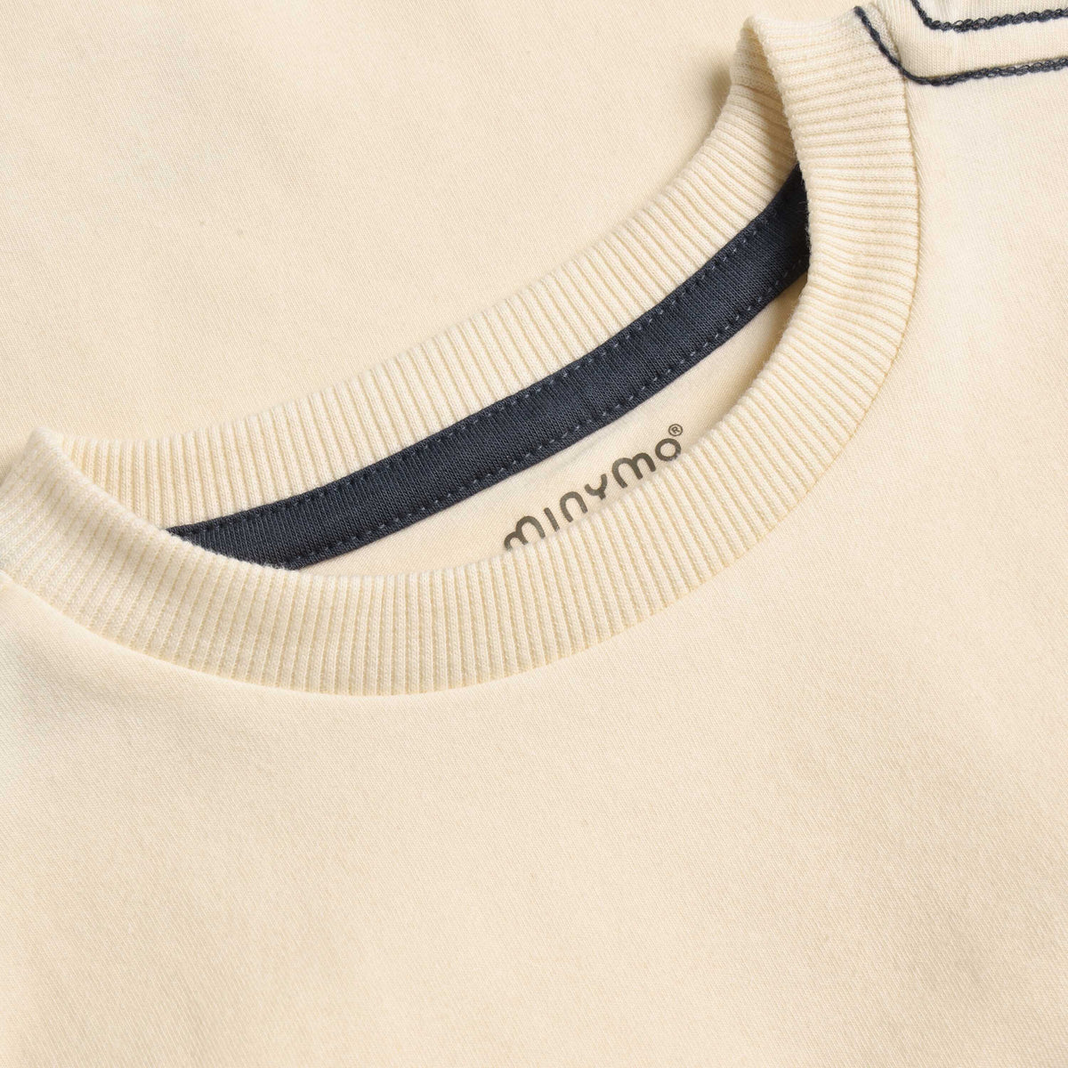 Detailaufnahme MINYMO T-Shirt No Limits Bio Baumwolle sand im Bärechind Winterthur Schweiz